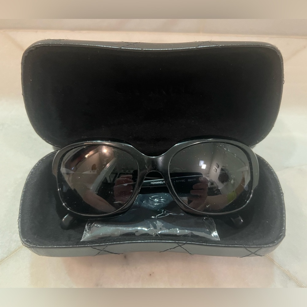 *Vintage* CHANEL (Bow) Sunglasses - Picture 9 of 9